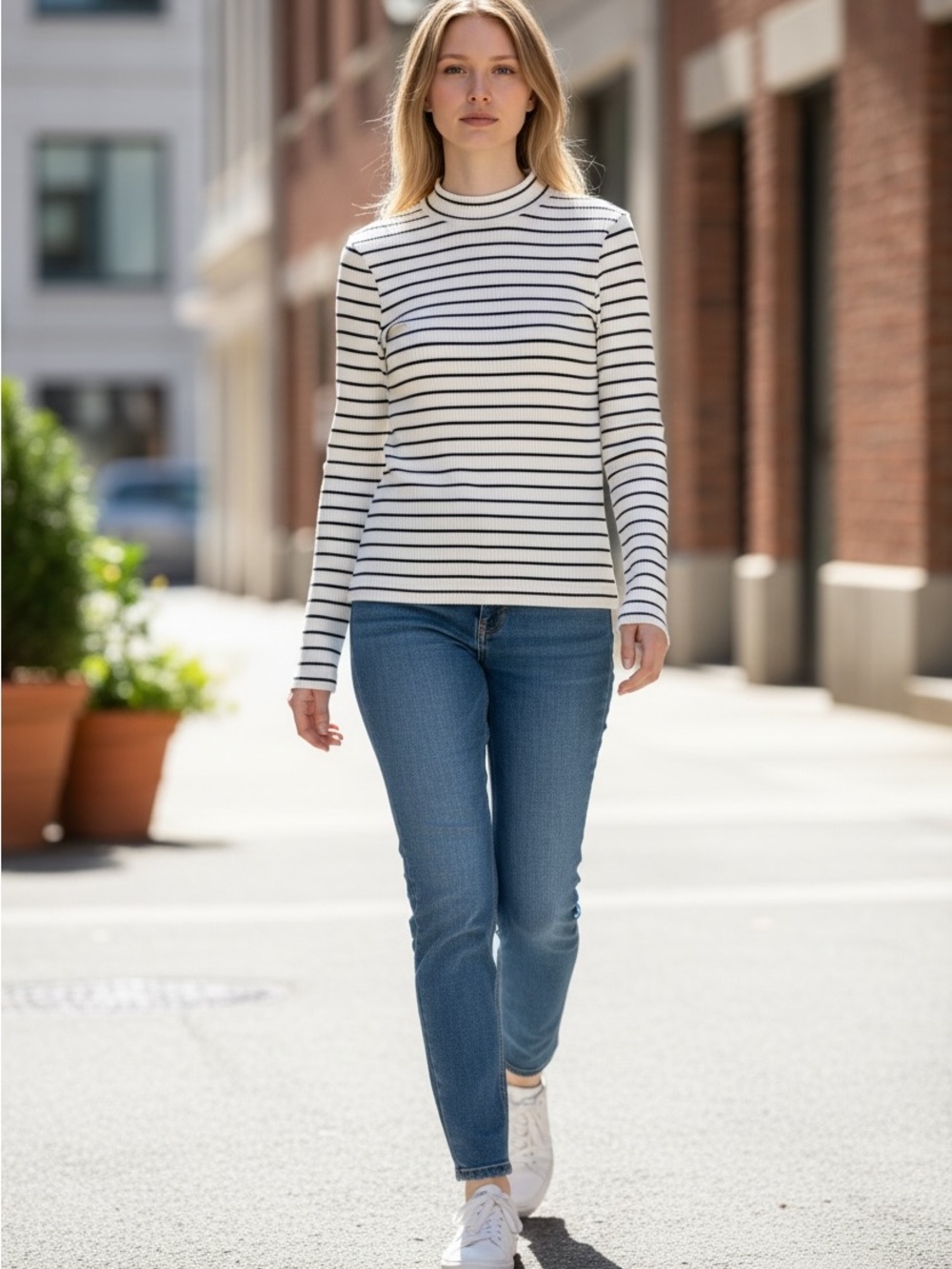 Uniqlo Black and White Mock Turtleneck - Women’s Size Small